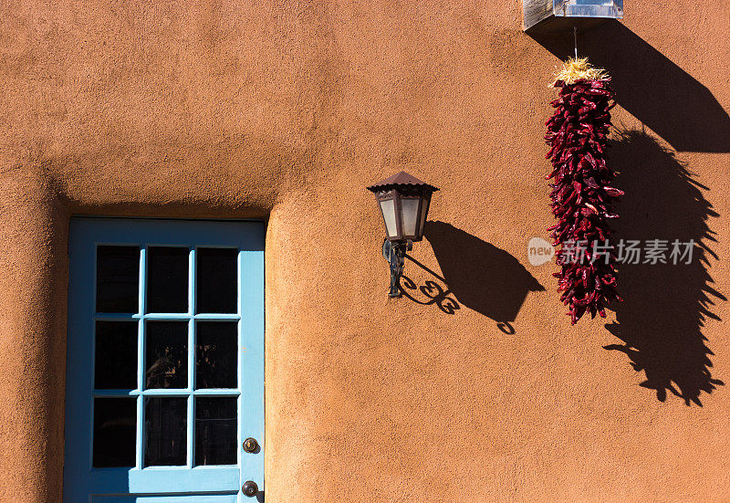 圣达菲，NM: Chili Ristra，绿松石门，阳光土砖墙